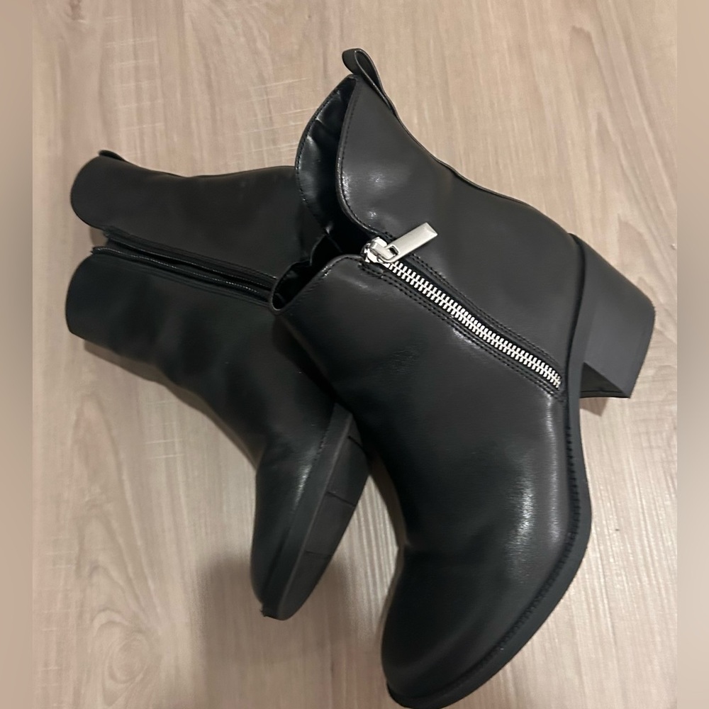 Black Women's Ankle Boots - Sleek Zip Detail